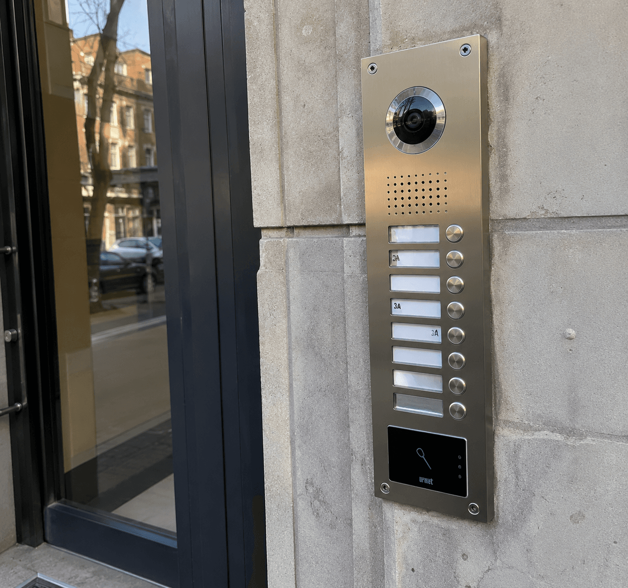 Platine de rue de vidéophone avec caméra sur une façade