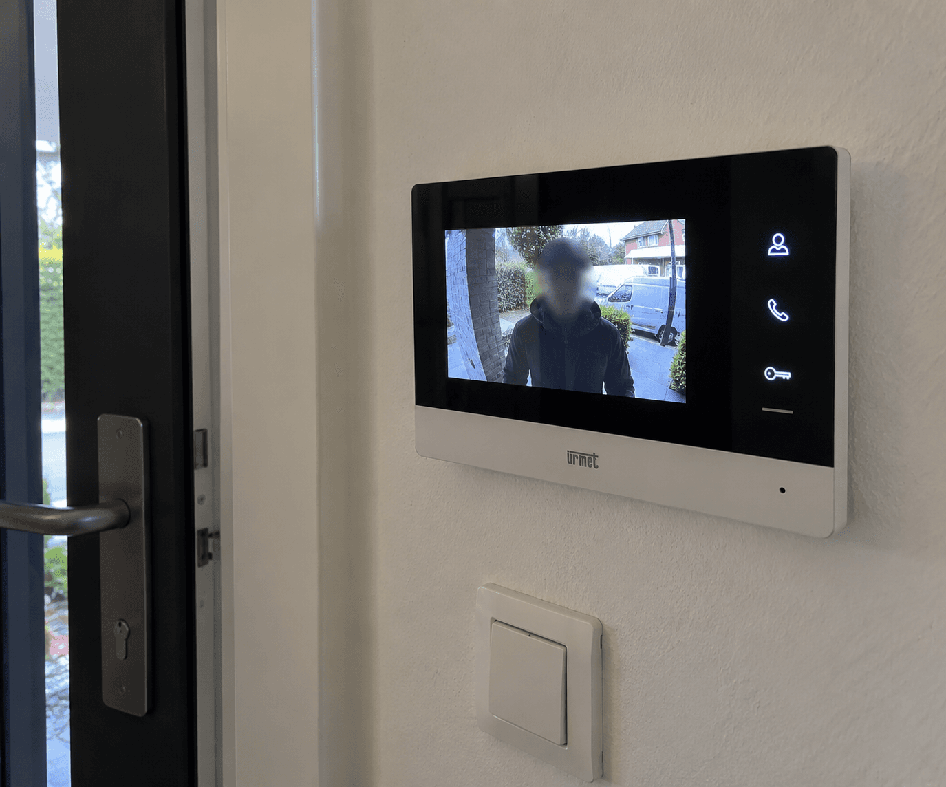 Écran de vidéophone intérieur affichant un visiteur
