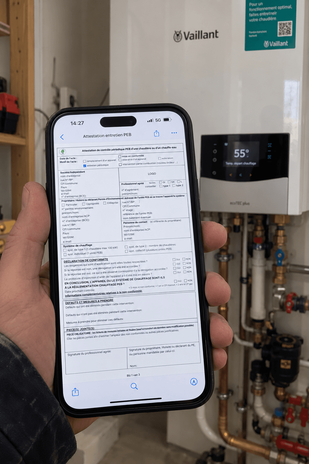 Attestation d'entretien affichée sur un téléphone devant la chaudière