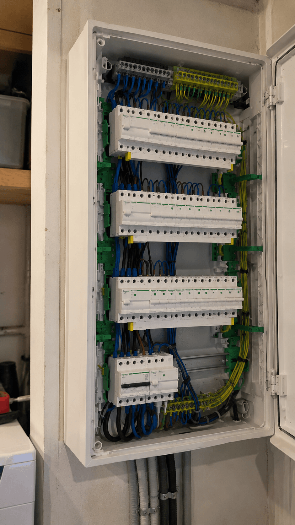 Tableau électrique neuf installé dans son armoire